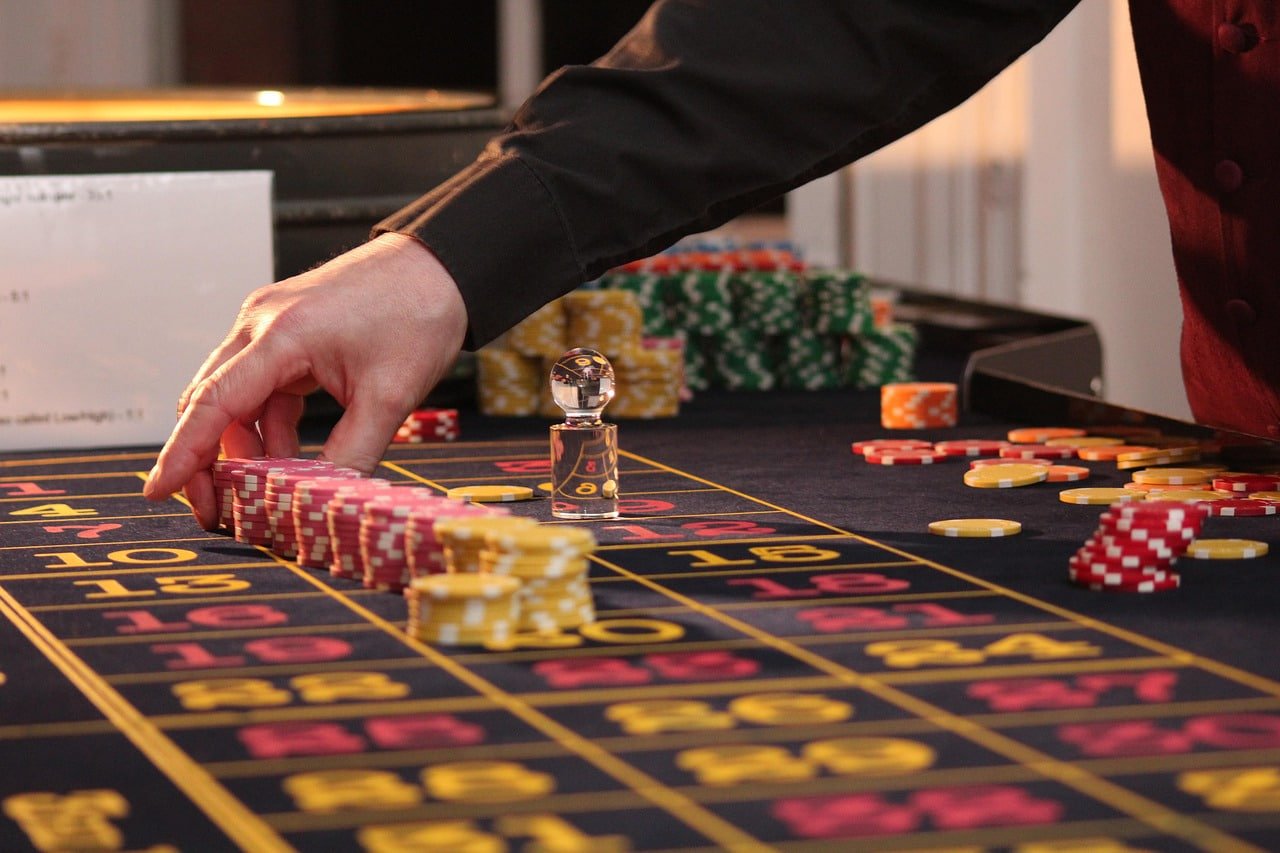 Người chơi Việt Nam theo dõi kết quả thắng sportsbook và slot online trên hay888 qua điện thoại